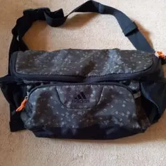 adidas　ボディバック