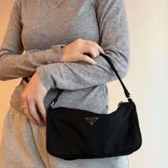 PRADA プラダ　アクセサリーポーチ ブラック ナイロン 三角ロゴ　黒