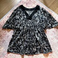 COMME CA ISM 黒花柄 Vネックシャツ Mのサムネイル