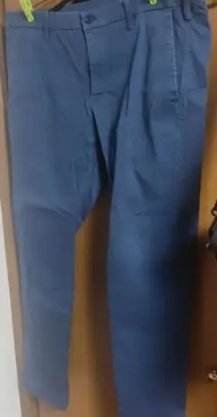 ネイビー スリムフィット チノパン　UNIQLO