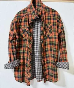 オレンジと黒のチェック柄シャツ