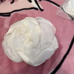 ウェディングドレスの飾りと胸パッド　ホワイト花形ブローチ