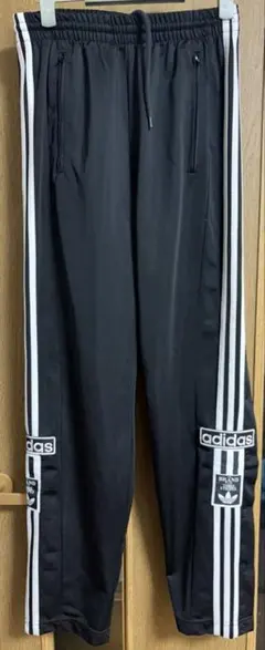 adidasオリジナルス ブラック ジョガーパンツ 3本ライン