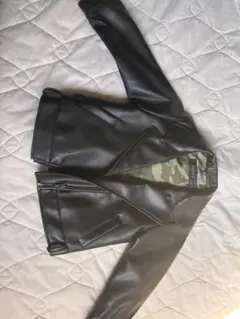 黒のライダースジャケット 迷彩裏地