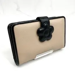 129【人気】MARY QUANT デイジー 二つ折り財布 スナップ ベージュ
