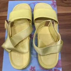 UGG サンダル イエローのサムネイル