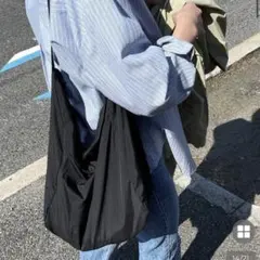 黒のナイロンショルダーバッグ