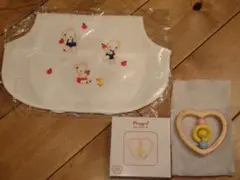ファミリア　あかちゃん用品　スタイ　playgro 木製ラトル　２点セット