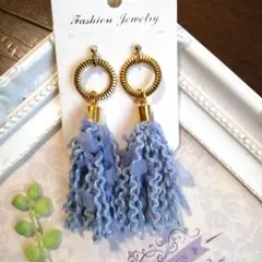 薄い青色のタッセルピアス/イヤリング(ハンドメイド)