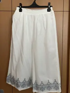 earth music&ecology 刺繍入りホワイトガウチョパンツ