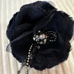 黒い花型ブローチ ビーズとチェーン付き