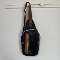 黒の合成皮革ボディバッグ