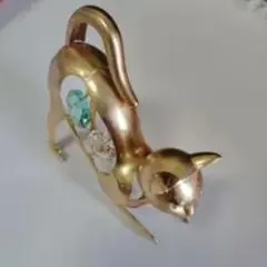 ゴールドの猫型ブローチ