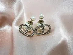 Dior♡ロゴ パール スイング ピアス 両耳 - メルカリ
