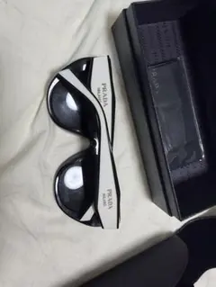 PRADA サングラス ブラック ホワイトのサムネイル