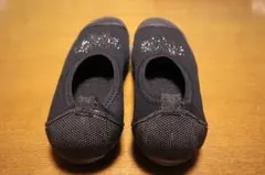 ブラック ビーズ装飾 フラットシューズ