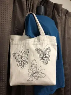蝶　刺繍　キャンバス生地　巾着トートバッグ　ハンドメイド　ロラライハリス