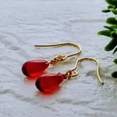 小さな赤いチェコガラスの耳飾り(ピアス/イヤリング)