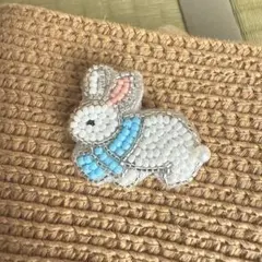 ビーズ刺繍ブローチ　 うさぎ　ハンドメイドブローチ