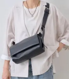 BEARDSLEY ビアズリー　レザーボディバッグ　ブラック