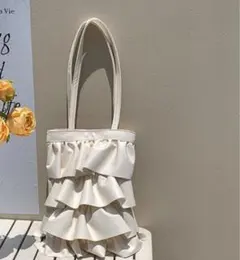 クリーム色 フリル付き フェミニンショルダーバック　デザイン