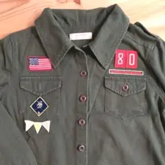 ミリタリーパッチ付きシャツ