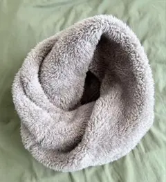 ユニセックス　ふわふわ素材のベージュネックウォーマー/スヌード