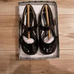 黒のリボン付きフォーマルシューズ