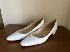 MANOLO BLAHNIK ホワイトパンプスのサムネイル