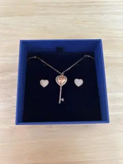 Swarovski ハート型ピアスと鍵ネックレスセット