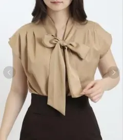 TRUDEA❤︎ リボンタイフレンチスリーブブラウス⭐︎超美品！のサムネイル