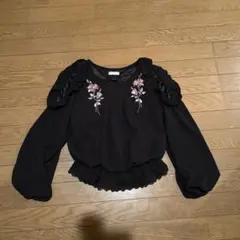 オフショルダー 黒ブラウス フリル刺繍（ちりめんの生地風です）