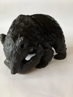 木製クマと魚の彫刻