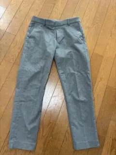ユニクロ グレー スラックス センタープレス スリット入り