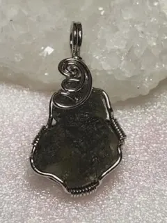 半透明な黒翡翠！？宝石質糸魚川翡翠(青海産)~prong knot - メルカリ