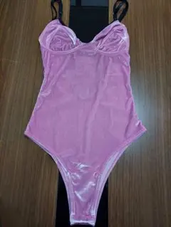 ピンク ベルベット ボディスーツ