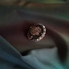 バラの刺繍ブローチ