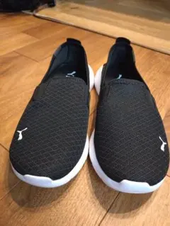 PUMA スリッポン スニーカー ブラックのサムネイル