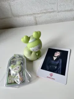 新品TWICEジョンヨン3点セット！キーホルダーおやすみライトトレカジョンブリー