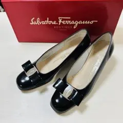 Salvatore Ferragamo ヴァラ パンプス 黒エナメルのサムネイル