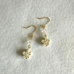 チェコフラワービーズとスワロフスキーのゆらゆらピアス　プチプラ　ワンコイン　白