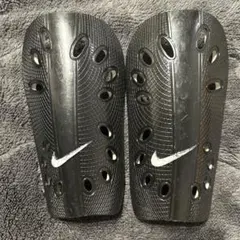 Nike シンガード ブラック裏に名前書いてありマッキーで塗りつぶしてます