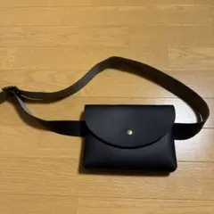 黒 合成皮革 フラップポーチ