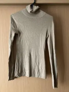 ユニクロ　タートルネックリブ編みニット　ベージュ　M