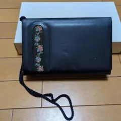 ブラック フラワー刺繍 クラッチバッグ　プチポワン