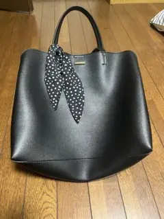 スカーフ付き黒合成皮革バッグ