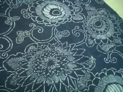 古布藍染め木綿型染めはぎれ菊唐草　104㎝　アンティーク昔着物リメイク古裂布団皮