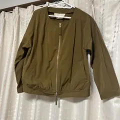 オリーブ色 ジップアップジャケット
