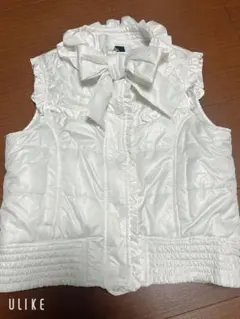 リボン付きのフリルデザインが特徴のホワイト中綿ベスト。