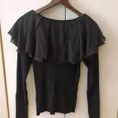 ナチュラルビューティーベイシック　フリル付きオフショルダー ブラック トップス